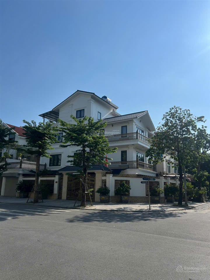 Siêu bt cực đẹp, sang trọng. diện tích 170m2. 4 tầng. mt 12m sát him lam full nội thất giá 32 tỷ