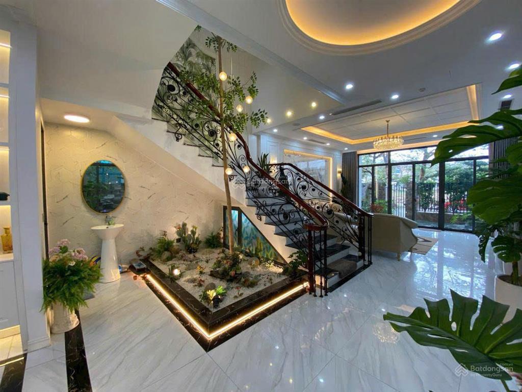 Biệt thự cực đẹp, sang trọng. diện tích 170m². 4 tầng. mt 12m sát him lam full nội thất giá 32 tỷ