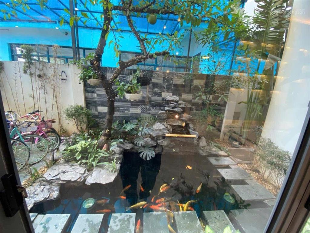 Cần bán bt 220m2, mt 11m. xây 4 tầng. có thang máy. không lỗi phong thủy. vị trí đẹp. hướng nam