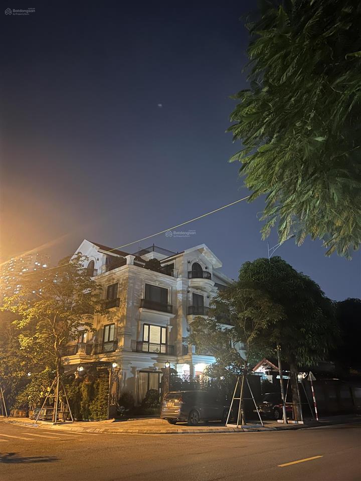 Cần bán bt 220m2, mt 11m. xây 4 tầng. có thang máy. không lỗi phong thủy. vị trí đẹp. hướng nam