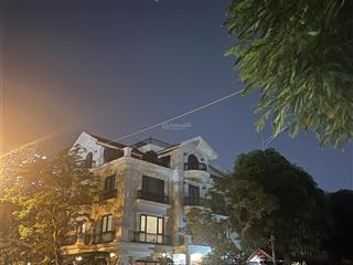 Cần bán bt 220m2, mt 11m. xây 4 tầng. có thang máy. không lỗi phong thủy. vị trí đẹp. hướng nam