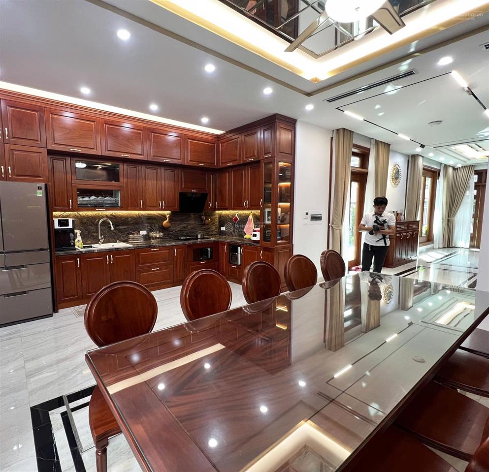 Cần bán bt 220m2, mt 11m. xây 4 tầng. có thang máy. không lỗi phong thủy. vị trí đẹp. hướng nam