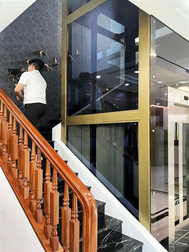 Cần bán bt 220m2, mt 11m. xây 4 tầng. có thang máy. không lỗi phong thủy. vị trí đẹp. hướng nam