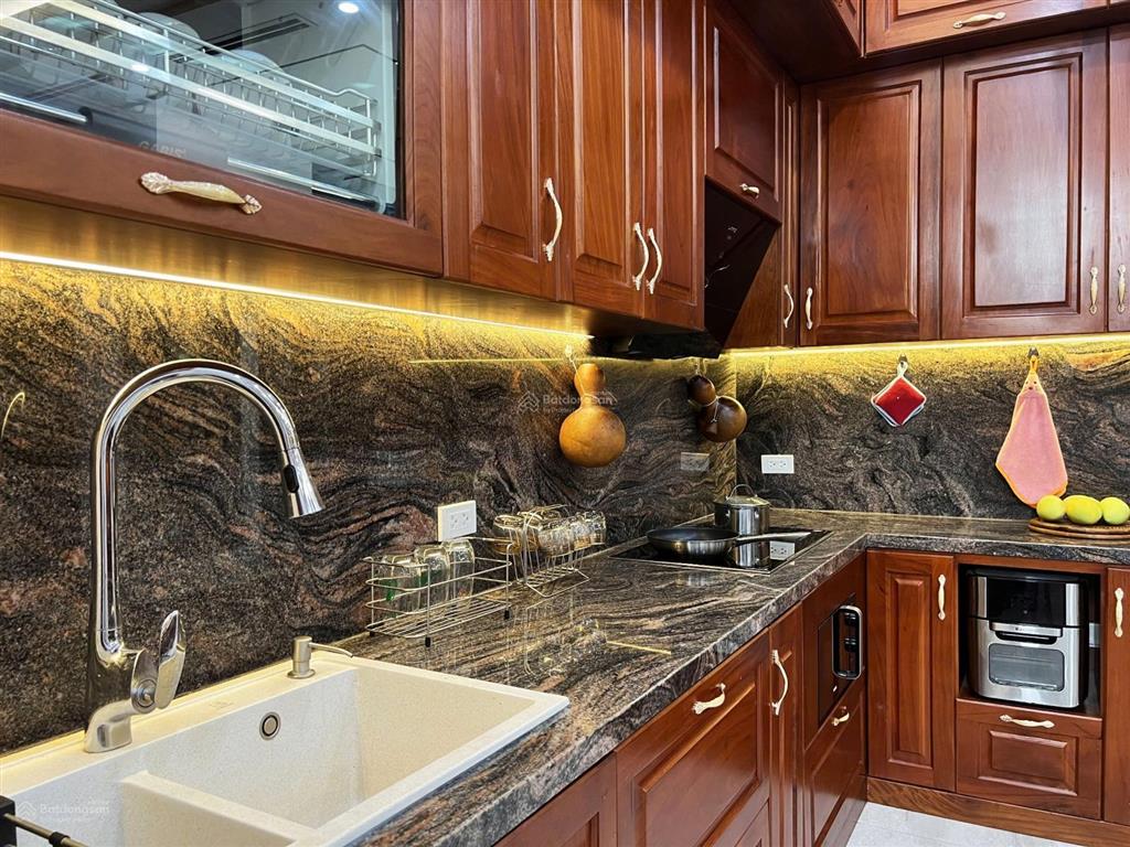 Cần bán bt 220m2, mt 11m. xây 4 tầng. có thang máy. không lỗi phong thủy. vị trí đẹp. hướng nam