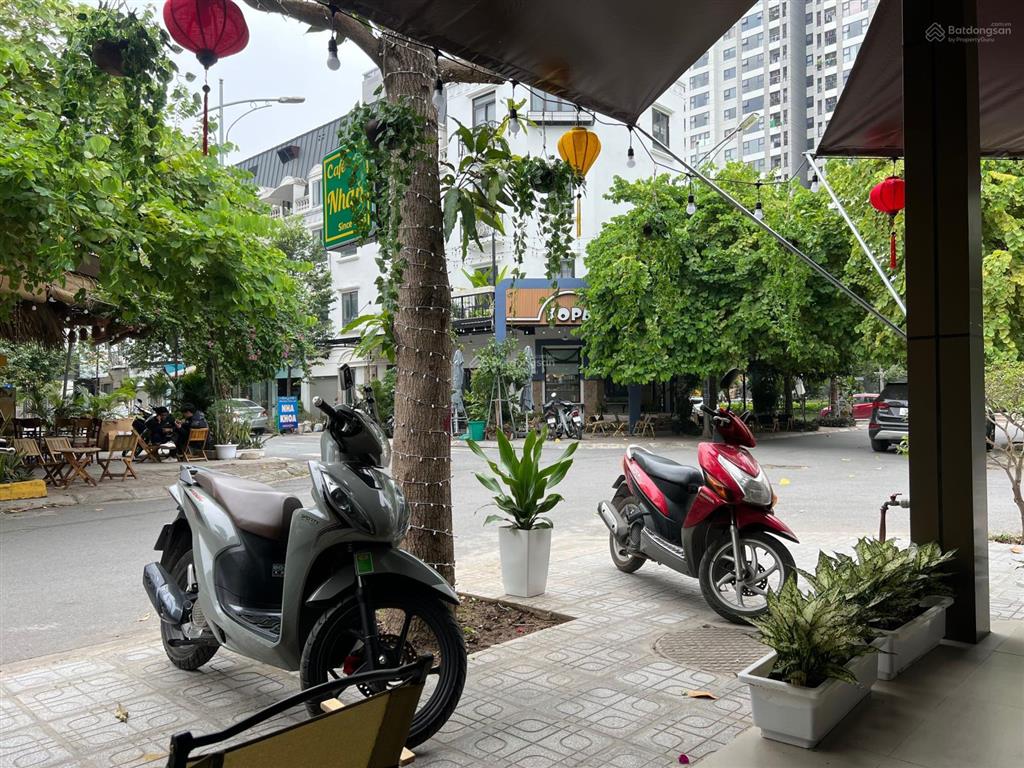 Bán lk lô góc 150m2, mt 25m, cho thuê 75 triệu. vị trí đẹp nhất văn phú, mặt cột đồng hồ đường 27m.