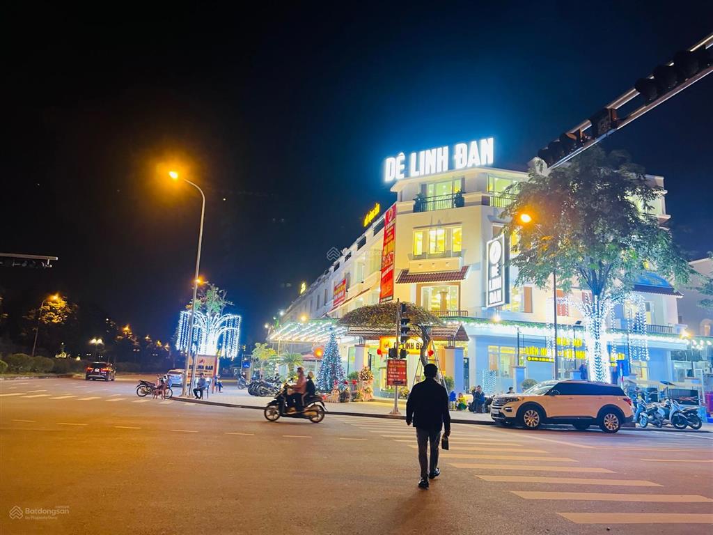 Bán lk lô góc 150m2, mt 25m, cho thuê 75 triệu. vị trí đẹp nhất văn phú, mặt cột đồng hồ đường 27m.