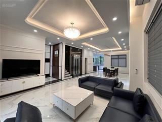 Cho thuê biệt thự lô góc có thang máy, điện mặt trời, 5 phòng ngủ, đủ nội thất ở kđt starlake