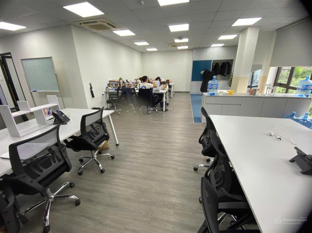 Cho thuê văn phòng duy tân 150m² giá chỉ 30tr/tháng full nội thất, chia sẵn phòng ban tiện nghi