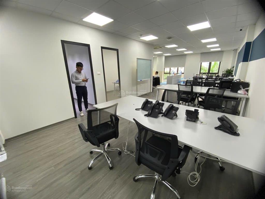 Cho thuê văn phòng duy tân 150m² giá chỉ 30tr/tháng full nội thất, chia sẵn phòng ban tiện nghi