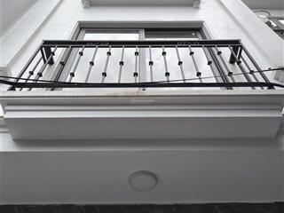 Bán nhà dân xd ngõ 38 đại cát liên mạc btn lô góc 42m2 5t ô tô đỗ cửa full nt gần hồ giá 5,75 tỷ