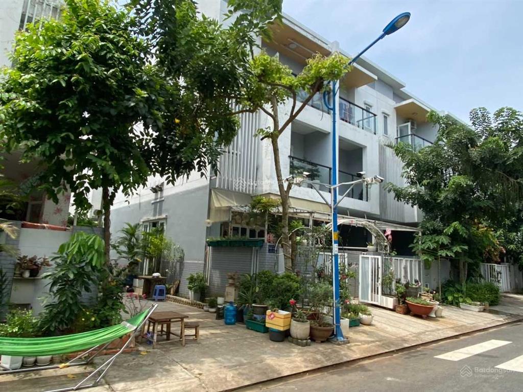 Cho thuê nhà mega village, 1 trệt 2 lầu full nội thất đẹp, 3pn, 3wc, giá 14tr/th, mới, nhà sẵn