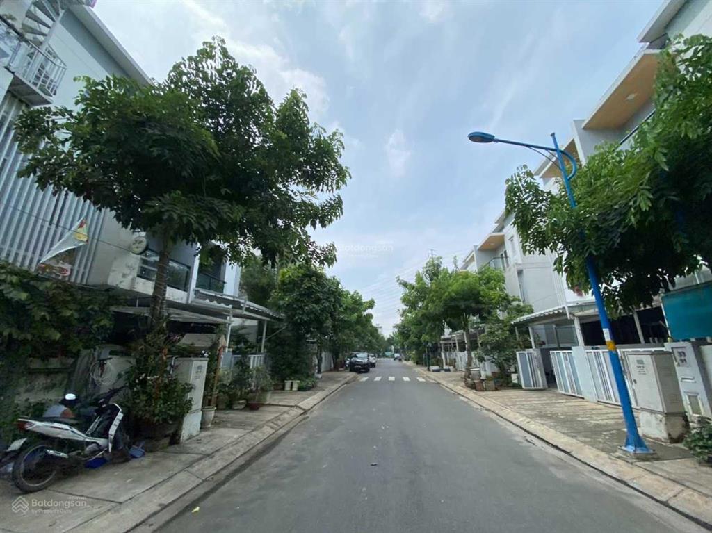 Bán nhà thô (1 căn duy nhất) mega village, 5x19m, 1 trệt 2 lầu, sổ hồng, giá 8,x tỷ (tiền sẵn)