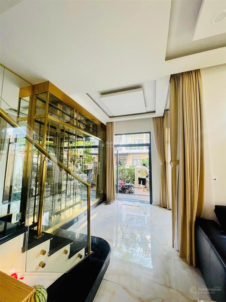 Chính chủ gửi bán nhanh bt verosa park 8x18.5m, nội thất đẹp, hồ cá koi, giá 23 tỷ (giá tốt)