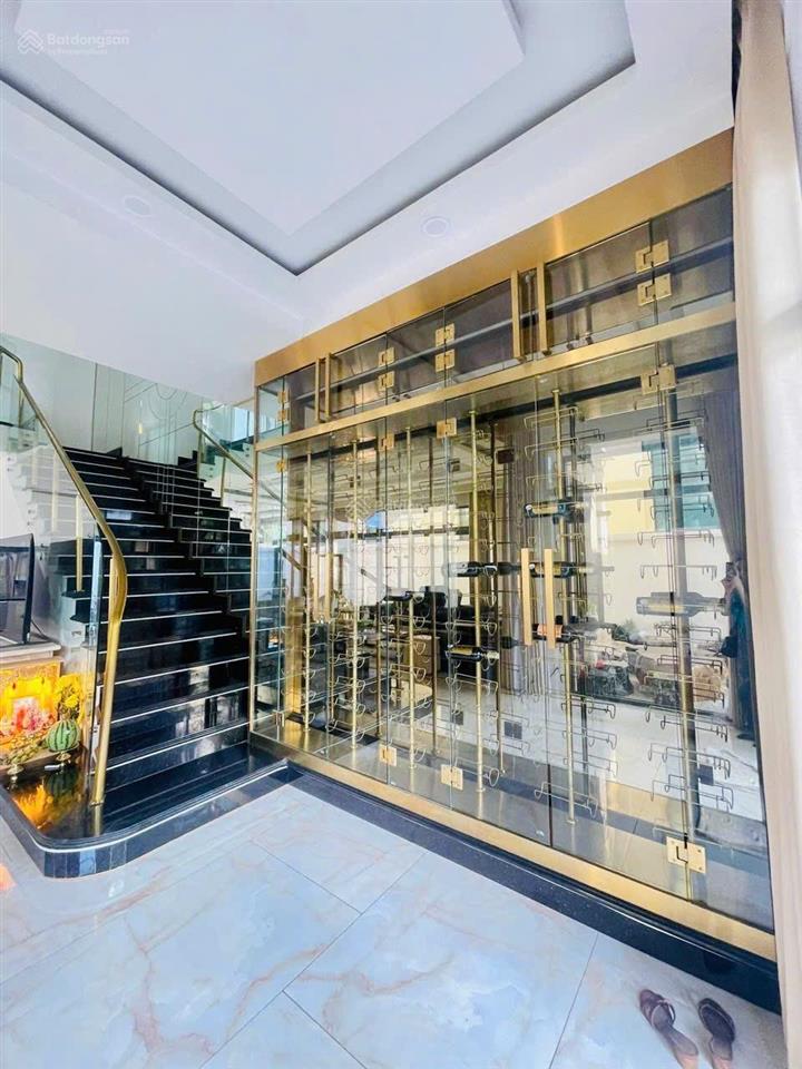 Chính chủ gửi bán nhanh bt verosa park 8x18.5m, nội thất đẹp, hồ cá koi, giá 23 tỷ (giá tốt)