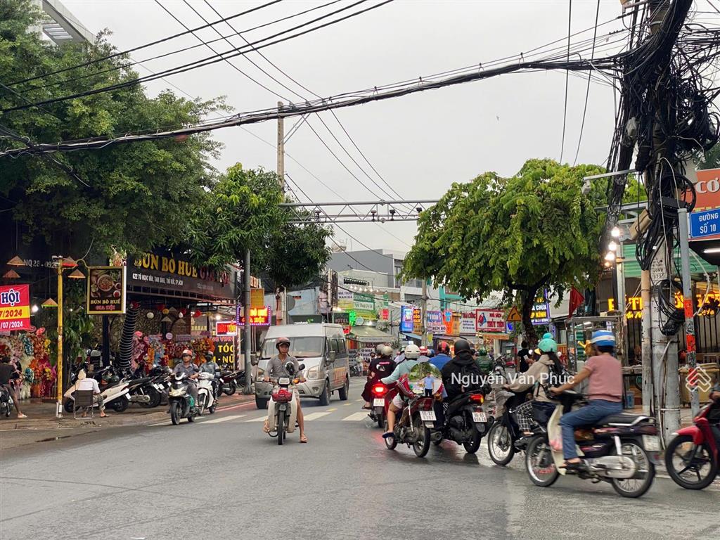 Hot! mtkd linh đông, thủ đức. dt 9.5m*22m=200m2 vuông vức. hđ thuê 40tr/th. giá bán 20 tỷ.