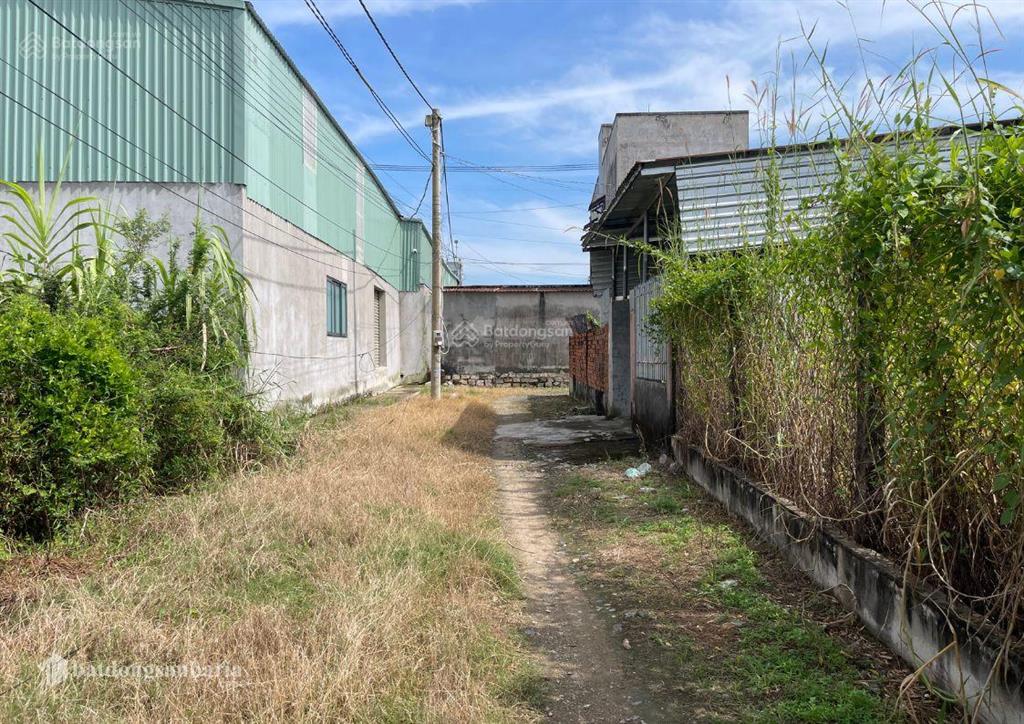 Bán gấp nhà đất tại xã tân hưng, có sẵn nhà cấp 4, diện tích 518.7m2, gần chợ tân hưng