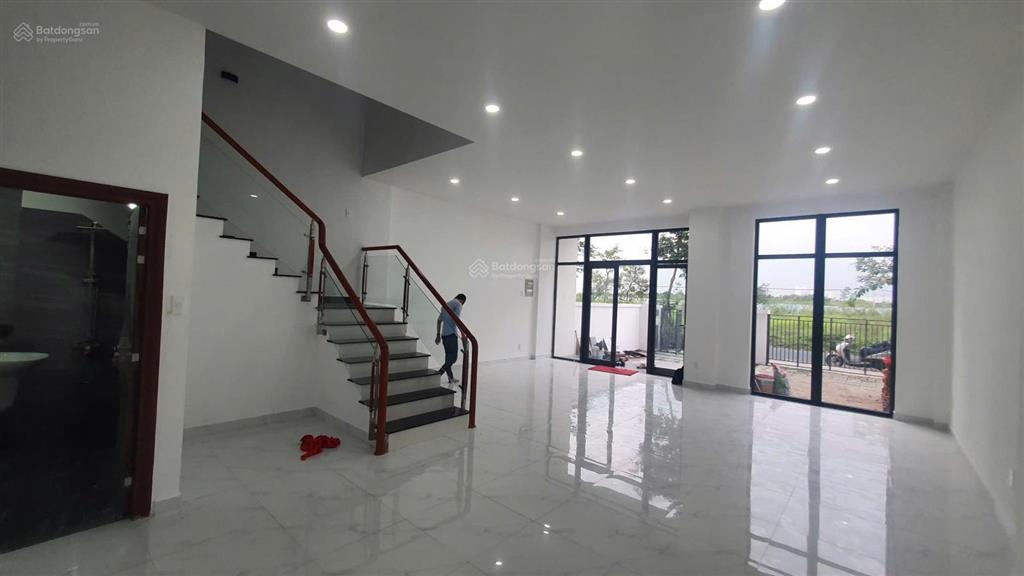 Hùng cát lái  bán nhà phố lavila 2, dt 7x17m, 1 trệt 3 lầu, nhà hoàn thiện 3 pn, 4 wc, shr, 12 tỷ