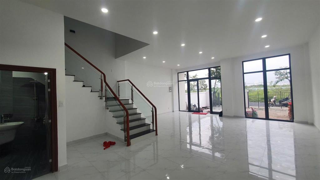 Hùng cát lái  bán nhà phố lavila 2, dt 7x17m, 1 trệt 3 lầu, nhà hoàn thiện 3 pn, 4 wc, shr, 12 tỷ