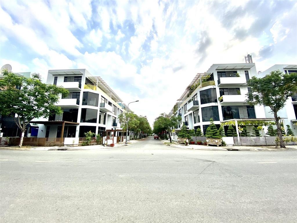 Hùng cát lái  bán 2 căn góc ventura liền kề nhau, góc 3 mt đường 20m, dt 457m2, 1 hầm 4 lầu, 65 tỷ