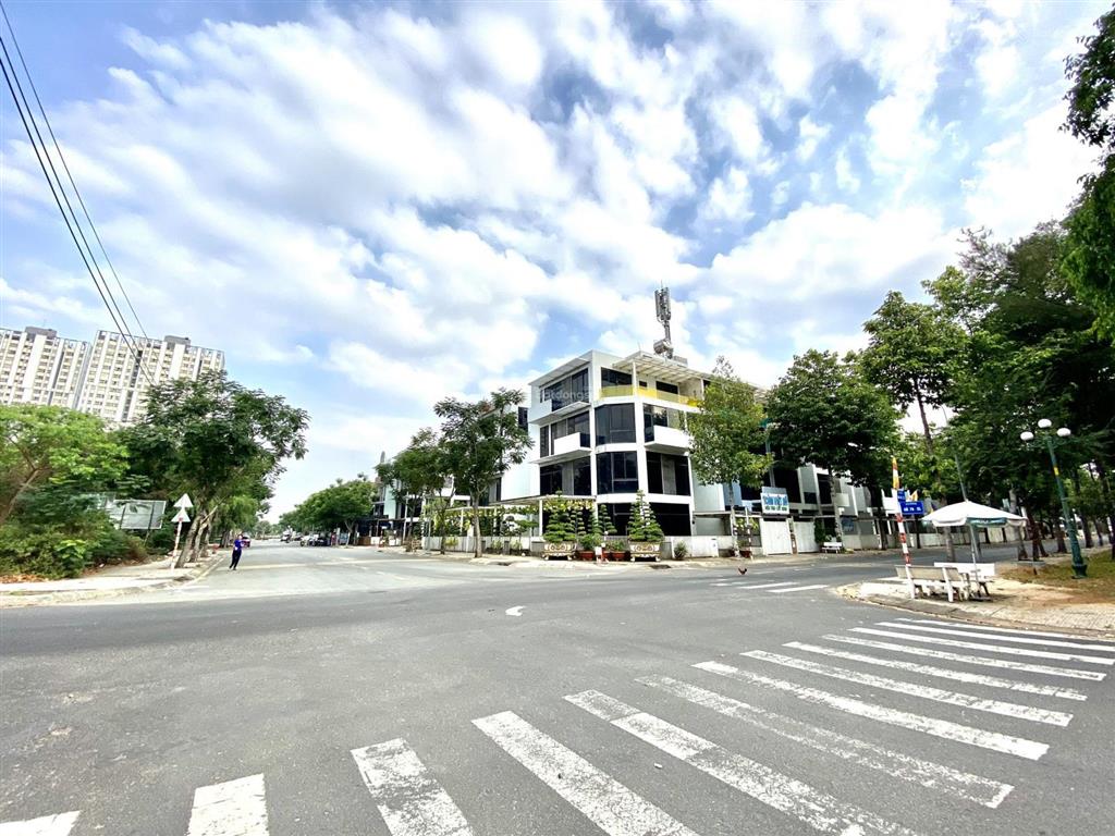 Hùng cát lái  bán 2 căn góc ventura liền kề nhau, góc 3 mt đường 20m, dt 457m2, 1 hầm 4 lầu, 65 tỷ