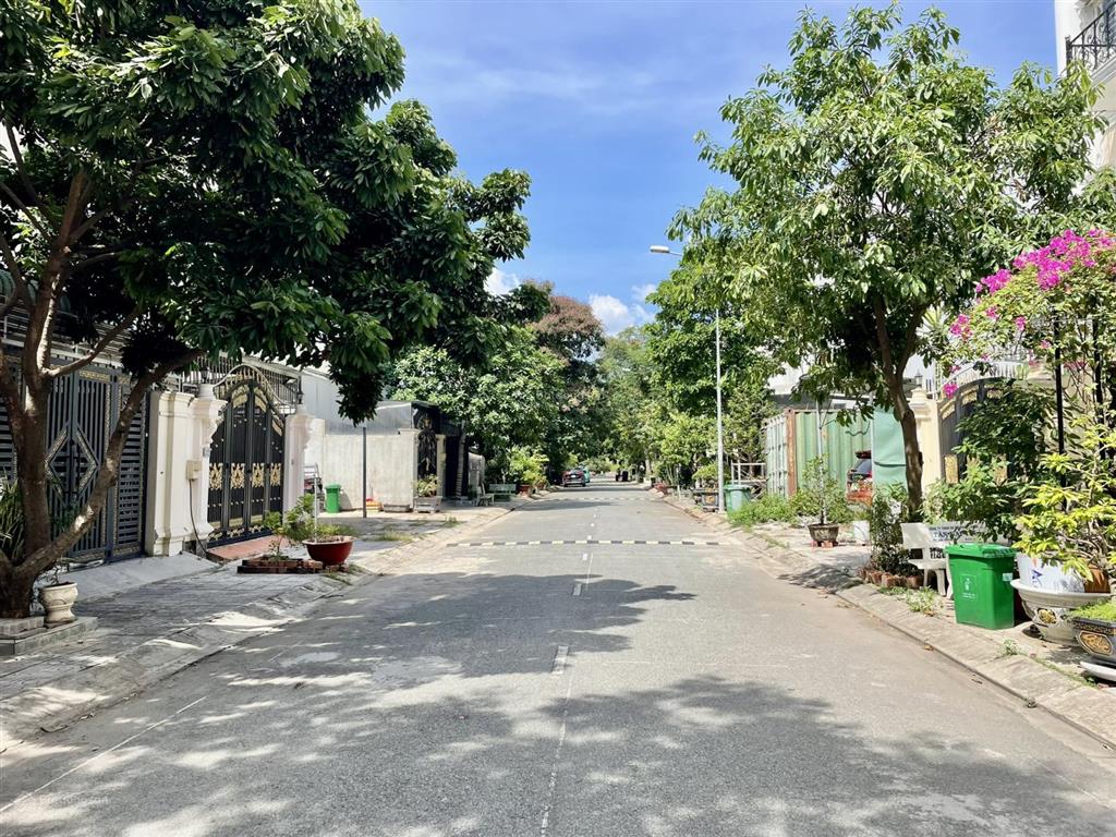 Bán nhà phố 1 trệt 3 lầu cát lái  dt 88.3m2  có thang máy  có hđ thuê 15 tr/th  giá chỉ 9.9 tỷ