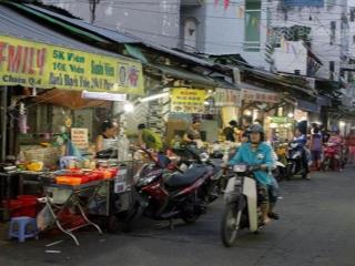 Bán nhà mt xóm chiếu sát chợ 200  ngang 4,5m vuông vức nở hậu