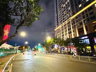 Bán nhà 5 tầng mặt tiền bến vân đồn tiện làm văn phòng