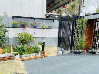 Căn nhà mới đẹp, sân vườn, 95m², sân đậu xe hơi 7 chỗ rộng rãi. gần ngay trung tâm đà lạt