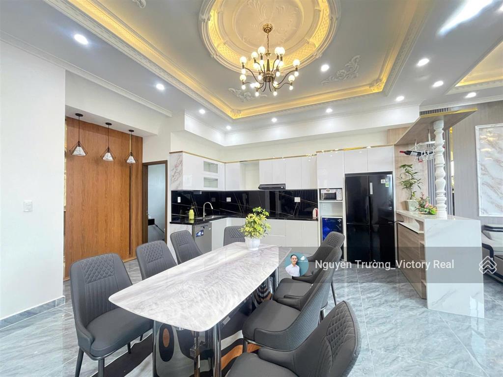 Cần bán villa mới hiện đại view thoáng đẹp, full nội thất sổ hoàn công giá cực tốt tại đà lạt