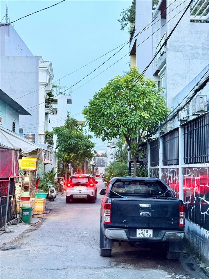 2 mặt tiền hẻm nhựa 8m hiếm có đường số 3, bình tân.
dt 6 x 16m, đất đẹp, vuông vức giá 6,39 tỷ