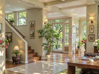 Vị trí độc tôn, diện tích 261m2 lô góc 3 mặt thoáng, view toàn hồ tây+view toàn cảnh hồ quảng bá.