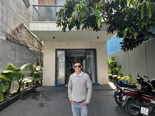 Villa sân vườn 2 mặt tiền quận 7  213m², 3 tầng, thoáng mát, giá chỉ 23 tỷ