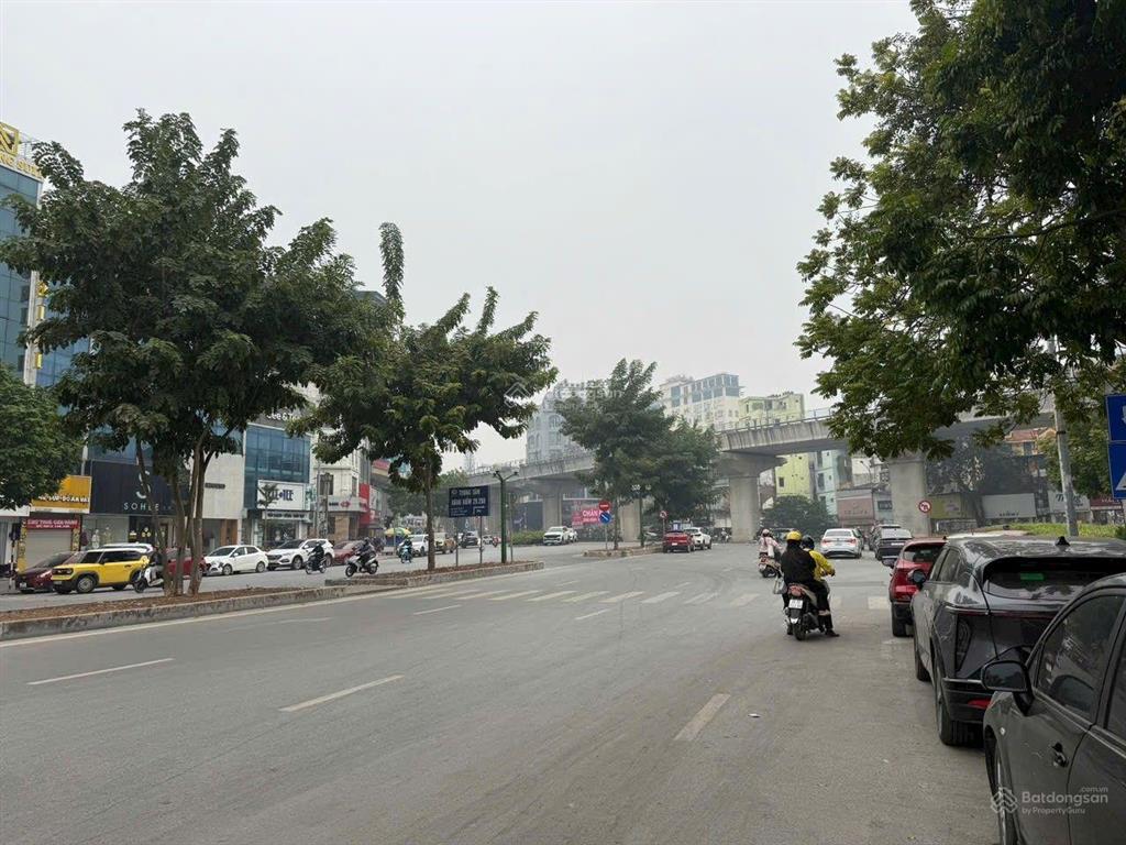Bán đất mặt phố nguyễn văn huyên, cầu giấy 105 tỷ 300m2 mt 13m vỉa hè ô tô tránh kinh doanh 2 làn