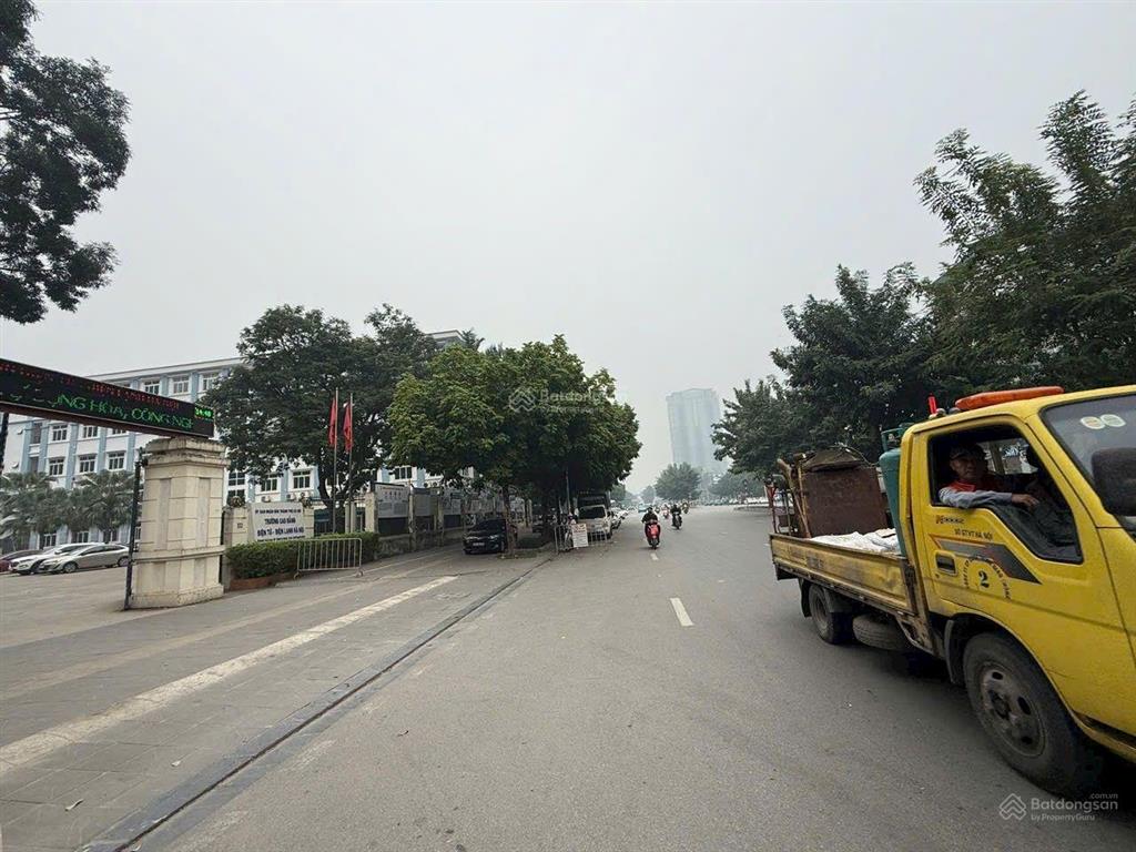 Bán đất mặt phố nguyễn văn huyên, cầu giấy 105 tỷ 300m2 mt 13m vỉa hè ô tô tránh kinh doanh 2 làn