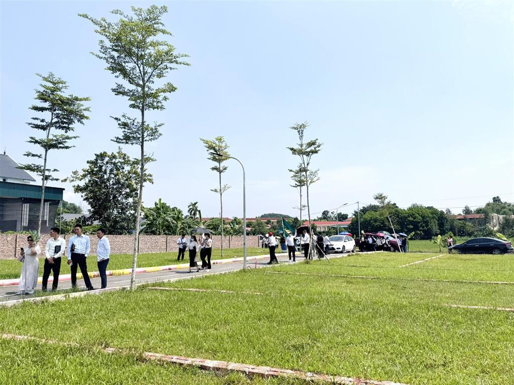 Giá rẻ 600triệu đất sổ đỏ thổ cư tt ba hàng đồi giáp hà nội ql21 oto vào đất gần kcn, dự án utopia