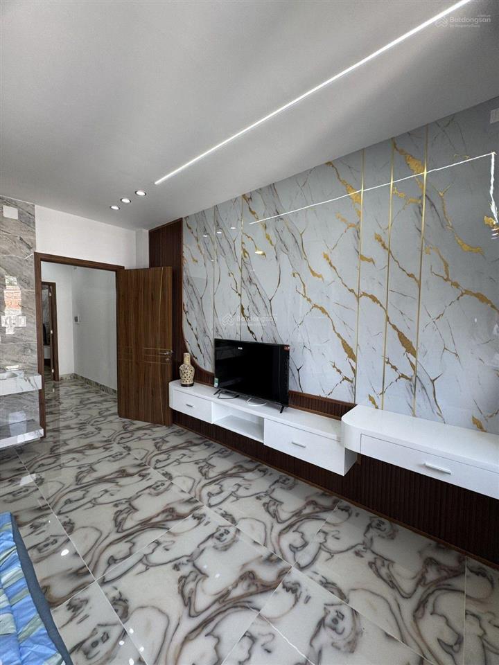Nhà mới đẹp, 5 tầng (4.5x18), thang máy xịn, giá tốt. ô tô.