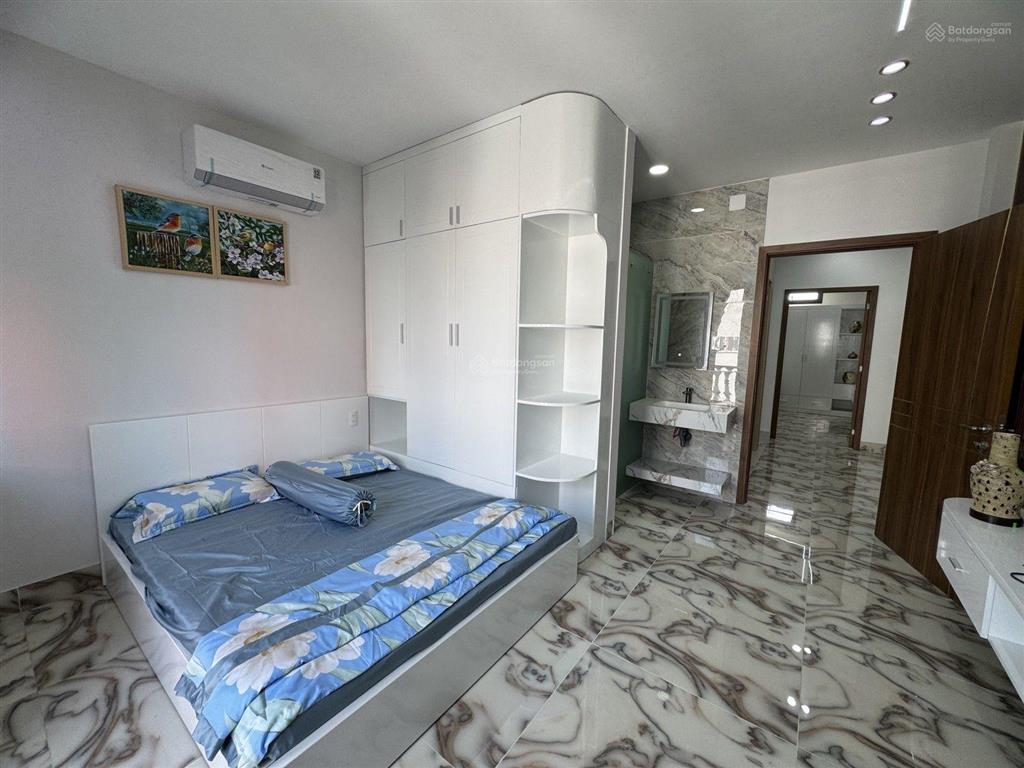 Nhà mới đẹp, 5 tầng (4.5x18), thang máy xịn, giá tốt. ô tô.
