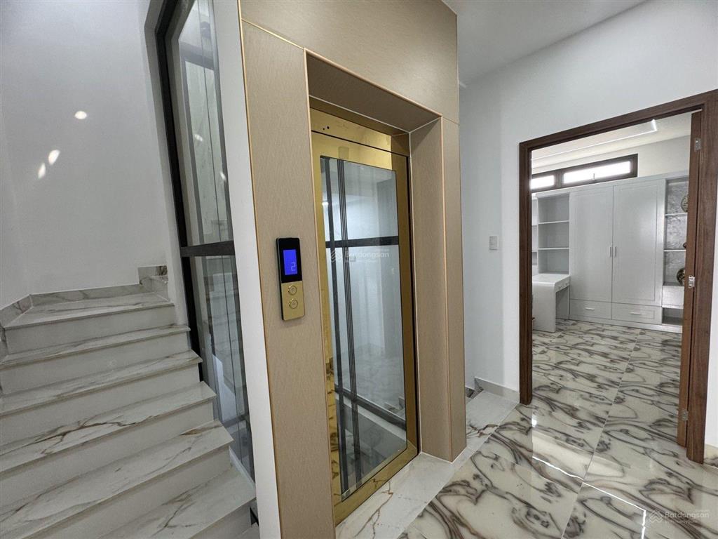 Nhà mới đẹp, 5 tầng (4.5x18), thang máy xịn, giá tốt. ô tô.