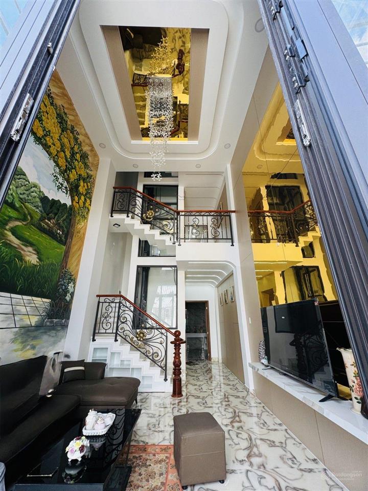 Nhà mới đẹp, 5 tầng (4.5x18), thang máy xịn, giá tốt. ô tô.
