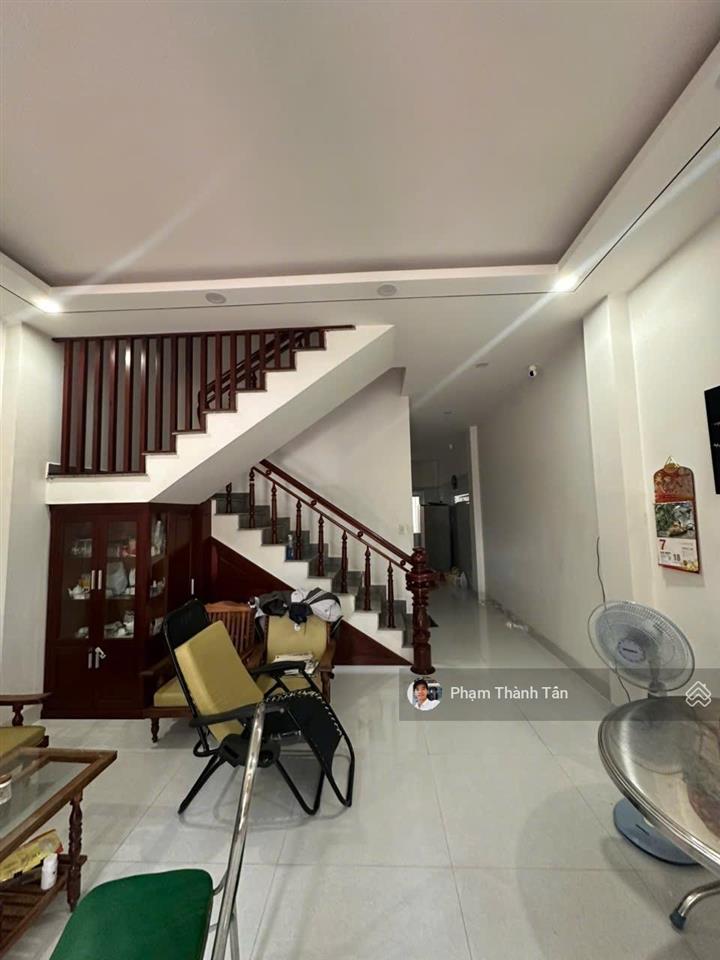 Bán nhà có sổ hồng, đối diện công viên, hướng đông nam mát mẻ