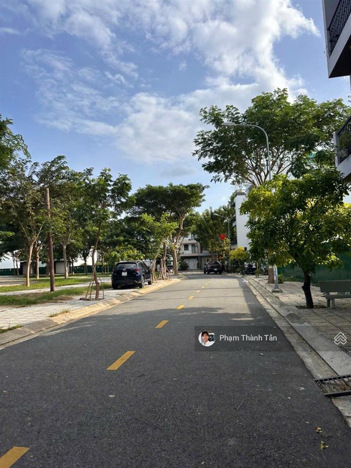 Bán nhà có sổ hồng, đối diện công viên, hướng đông nam mát mẻ