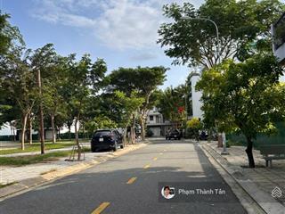 Bán nhà có sổ hồng, đối diện công viên, hướng đông nam mát mẻ