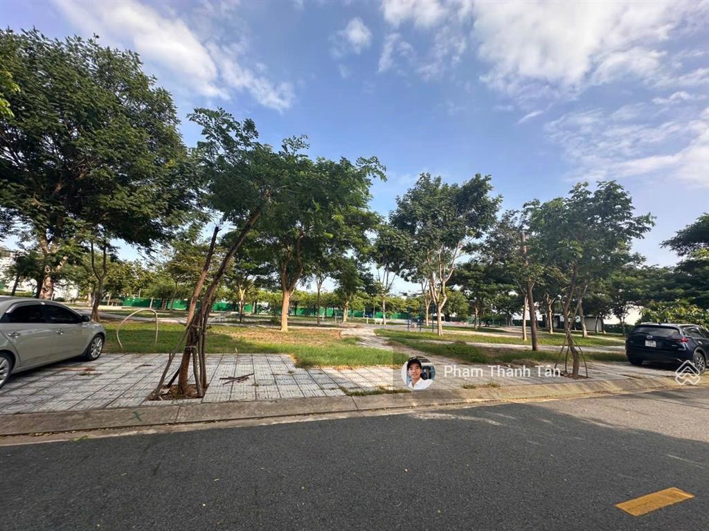 Bán nhà có sổ hồng, đối diện công viên, hướng đông nam mát mẻ