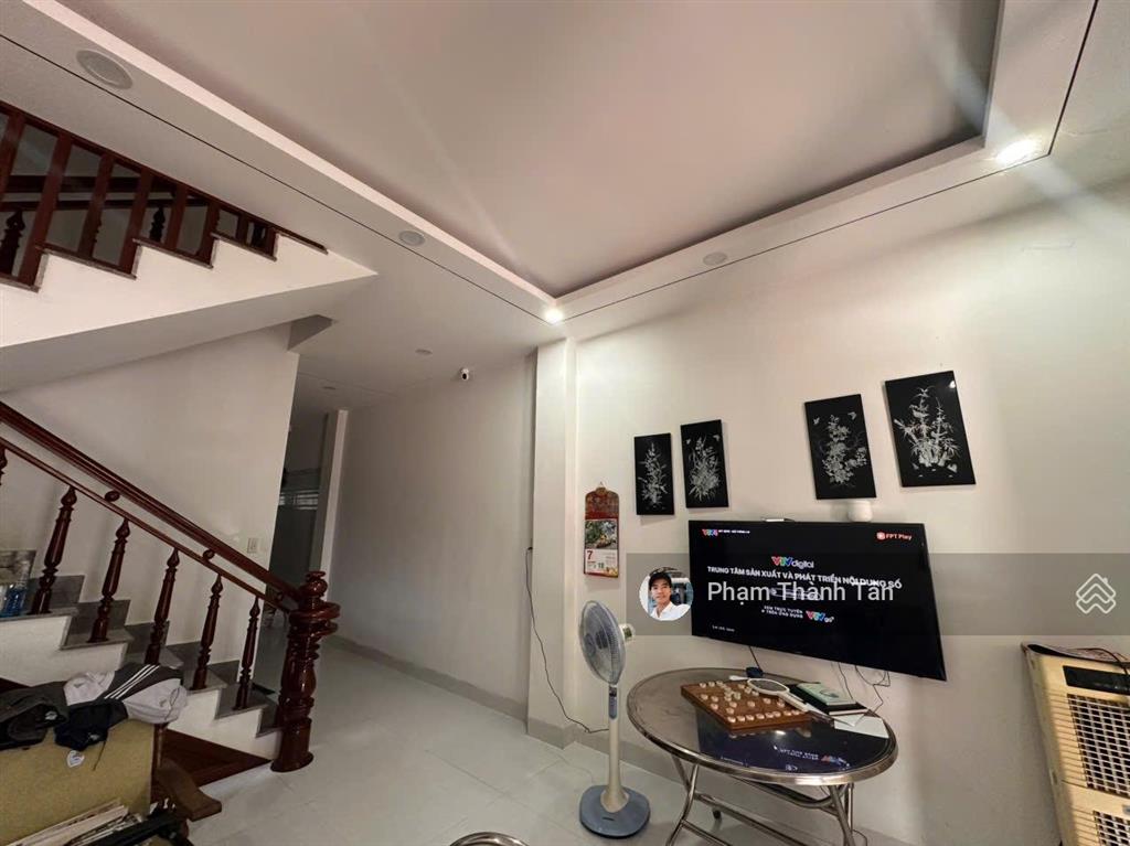 Bán nhà có sổ hồng, đối diện công viên, hướng đông nam mát mẻ