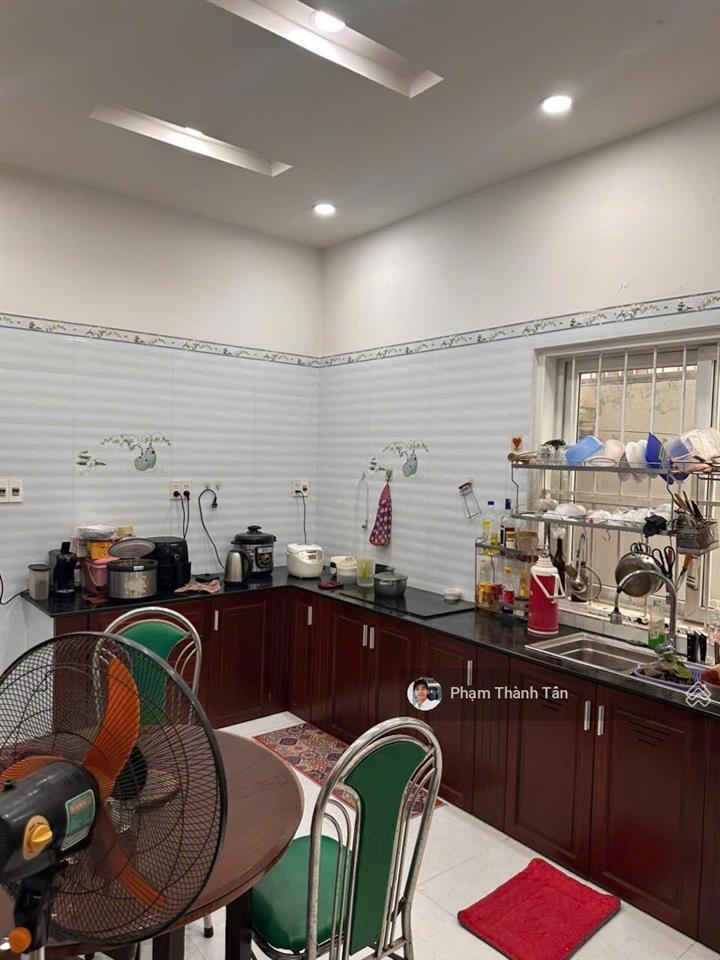 Bán nhà có sổ hồng, đối diện công viên, hướng đông nam mát mẻ