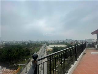 Nhà ba mặt phố chạy vòng quanh như hàm cá mập tái hiện tại ngọc thụy long biên nơi hội tụ của tinh