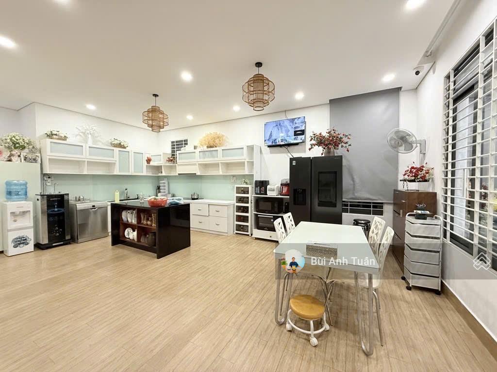 Bán nhà 3036m2 biệt thự và xưởng bên cạnh, mặt tiền đường lê thị riêng 34m, giá đầu tư 91.5 tỷ tl