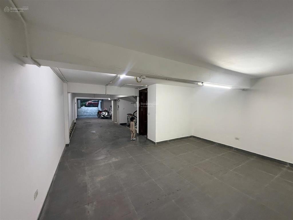 Bán nhà mặt phố quận tây hồ, 6 tầng thang máy, có hầm, view hồ tây, sát xuân diệu, giá đầu tư