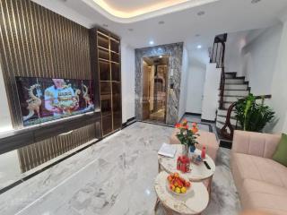 Bán nhà tân mai, 30m2 x 7 tầng thang máy giá 8,6 tỷ, ngõ ba gác đua, dân trí cao, nhà đẹp ở ngay