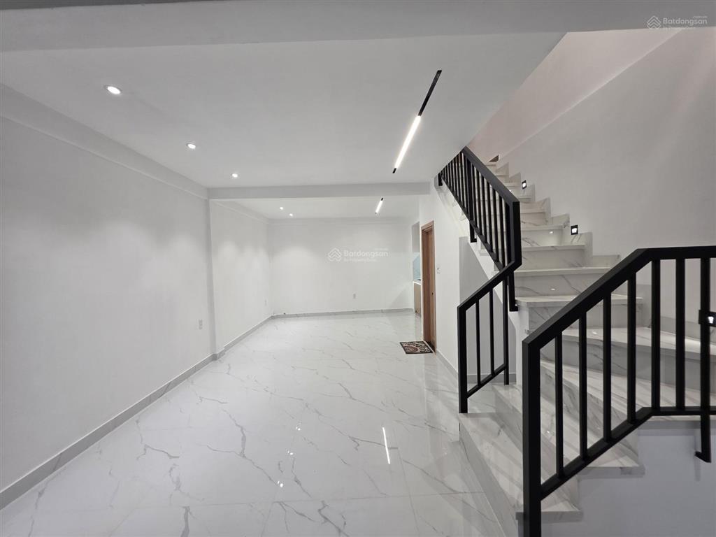 Nhà phố lô nhì đ. huỳnh tấn phát  cách mt chỉ 15m